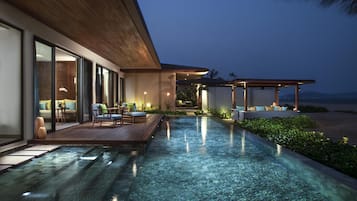 2 室のベッドルーム、ミニバー、セーフティボックス (室内)、客室ごとに異なる装飾