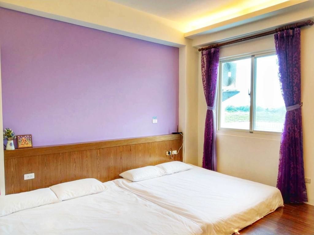 Habitación cuádruple estándar (Purple) | Escritorio, cortinas opacas, wifi gratis y ropa de cama