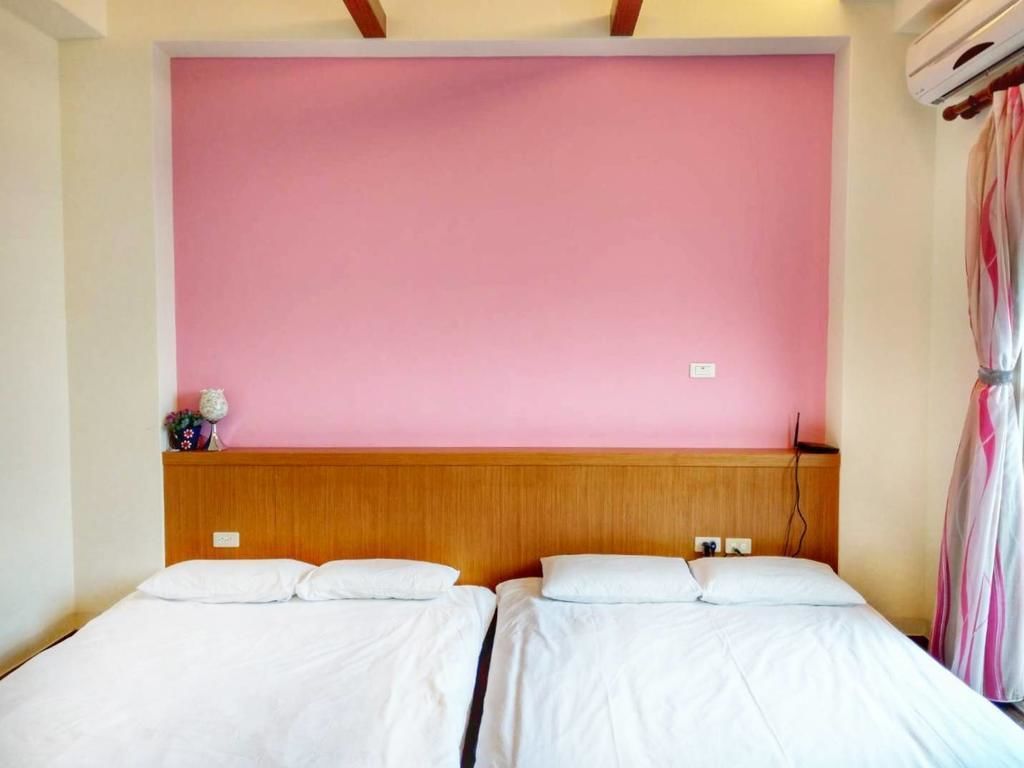 Habitación cuádruple estándar (Pink) | Escritorio, cortinas opacas, wifi gratis y ropa de cama