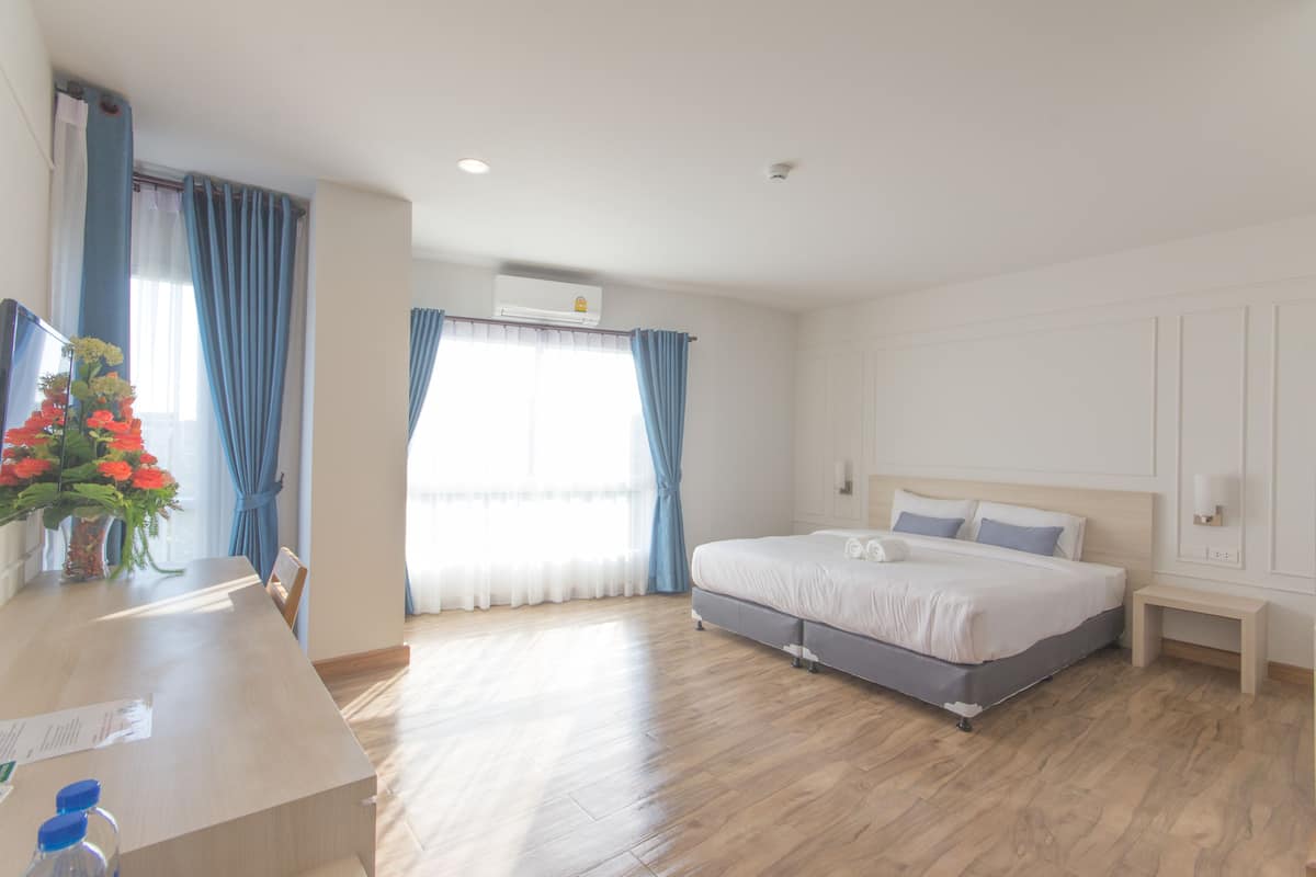 Deluxe Room, 1 King Bed | Desk, blackout drapes, free WiFi, bed sheets