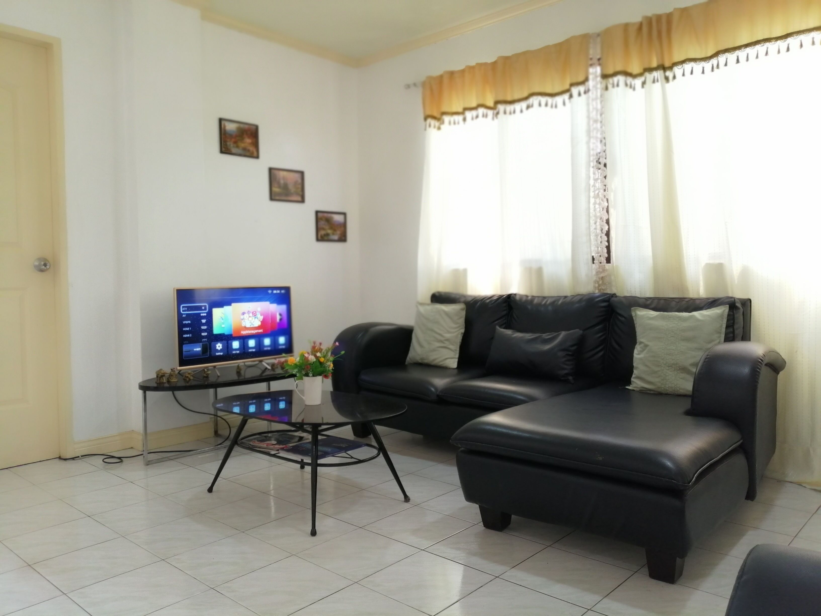 Departamento urbano, 2 habitaciones | Área de sala de estar | Televisión de pantalla plana 