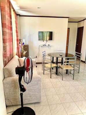 City Apartment, 2 Bedrooms | In-room dining