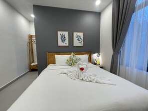 Deluxe Room, Garden View | Ruang tamu | 32 inci televisyen skrin rata dengan kabel, TV 