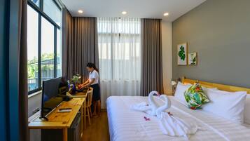 Deluxe Room, 1 King Bed, River View | Premium bedding, Select Comfort beds, minibar, desk