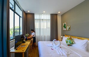 Habitación Deluxe, 1 cama King size, vista al río | Ropa de cama de alta calidad, camas Select Comfort y minibar 