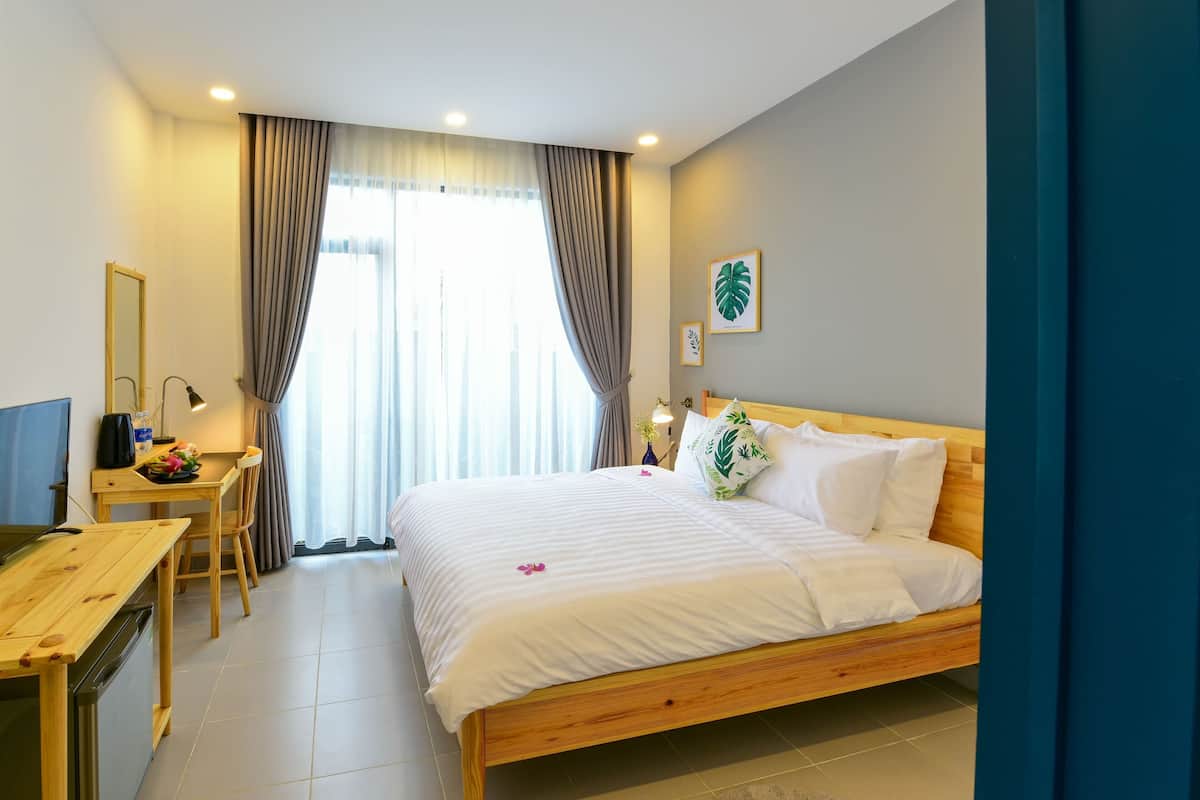 Deluxe Room, Garden View | Premium bedding, Select Comfort beds, minibar, desk