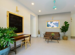 Lobby sitting area - La Paix Hue (Hue)