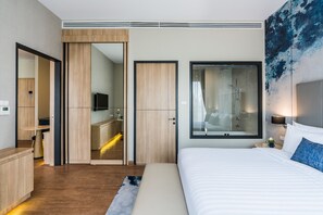 In-room safe, desk, laptop workspace, blackout curtains - The Key Premier Hotel Sukhumvit (Bangkok)