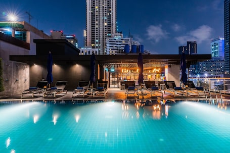 Una piscina al aire libre