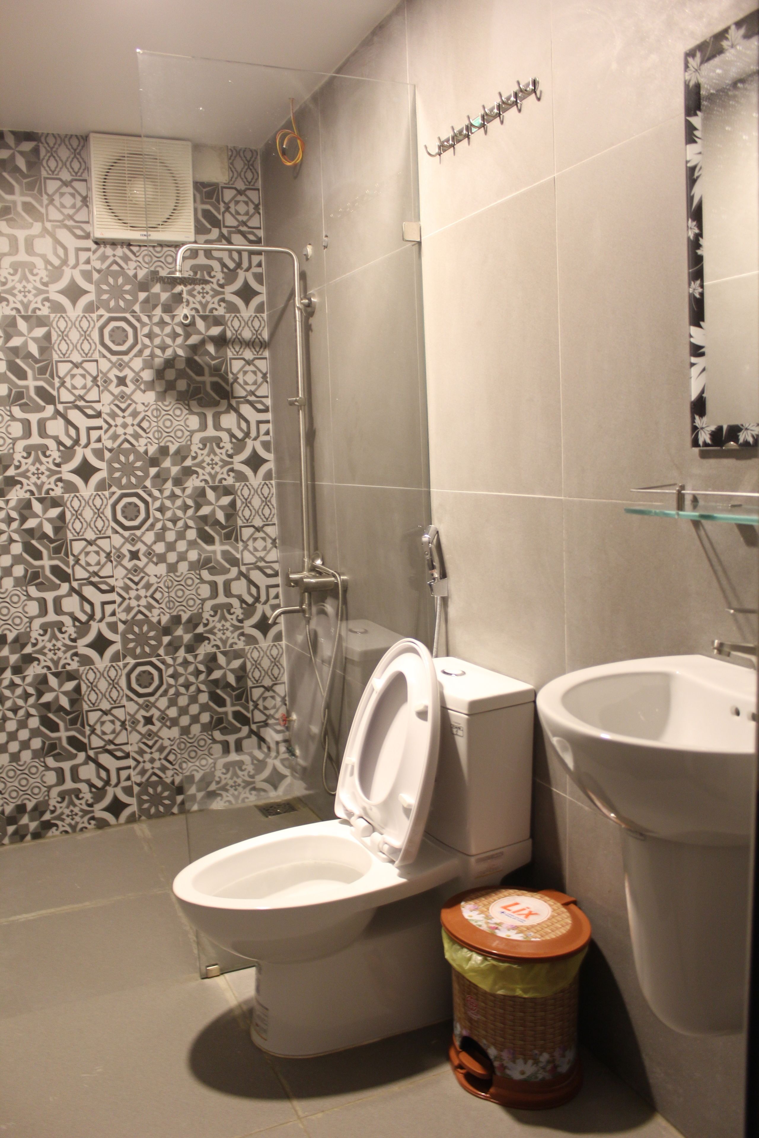 Superior-Vierbettzimmer | Badezimmer | Dusche, kostenlose Toilettenartikel, Hausschuhe, Handtücher