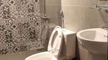 Superior-Vierbettzimmer | Badezimmer | Dusche, kostenlose Toilettenartikel, Hausschuhe, Handtücher