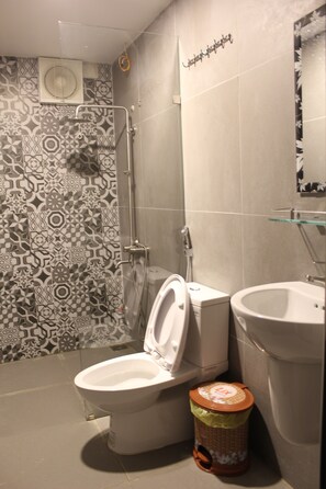 Superior-Vierbettzimmer | Badezimmer | Dusche, kostenlose Toilettenartikel, Hausschuhe, Handtücher