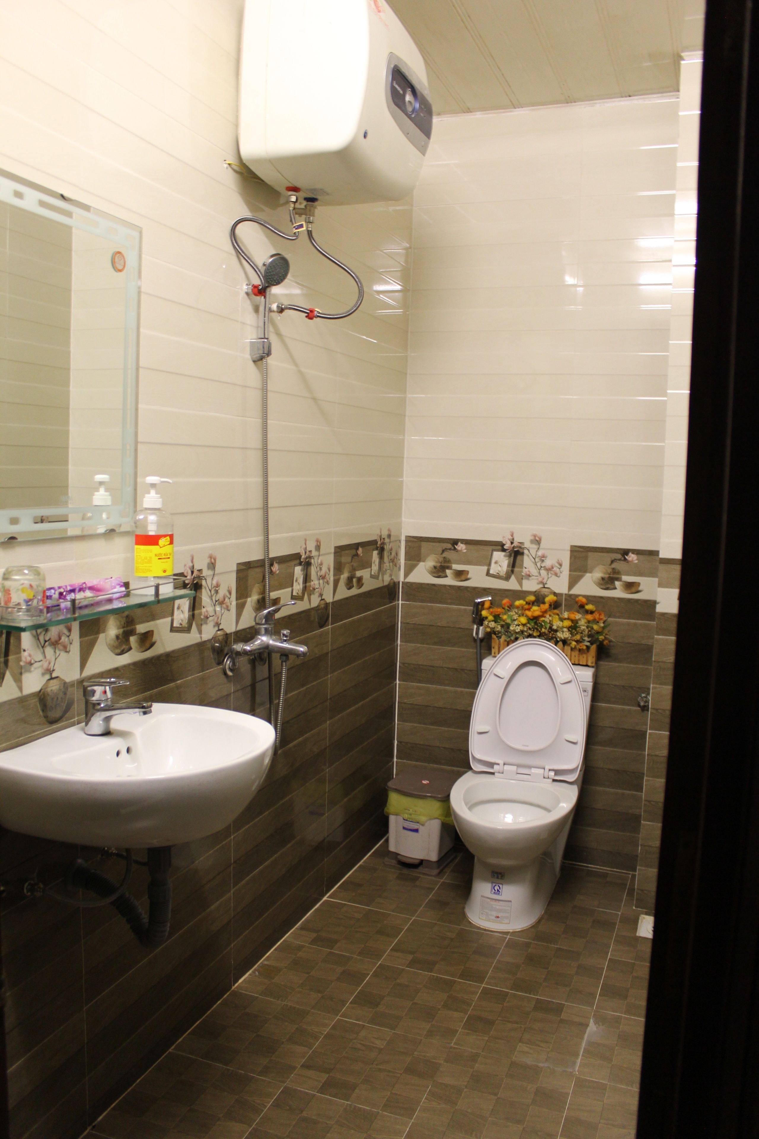 Un baño con lavamanos, inodoro y ducha.
