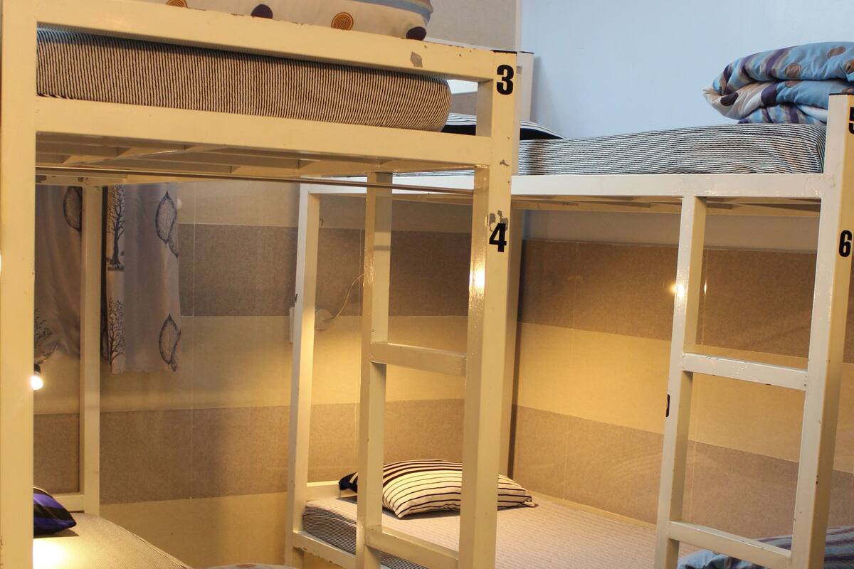 Caja de seguridad en la habitación y escritorio 