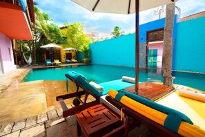 室外游泳池，日光浴躺椅