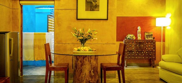 皇家套房 | 高档床上用品、迷你吧、客房内保险箱、办公桌