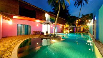 Hồ bơi ngoài trời, ghế dài tắm nắng