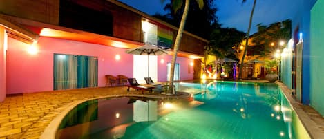 Outdoor pool, pool loungers