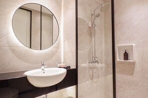 Shower, slippers - Trio Azana Resort Magelang (Magelang)