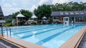 Outdoor pool - Front One Resort Magelang (Magelang)