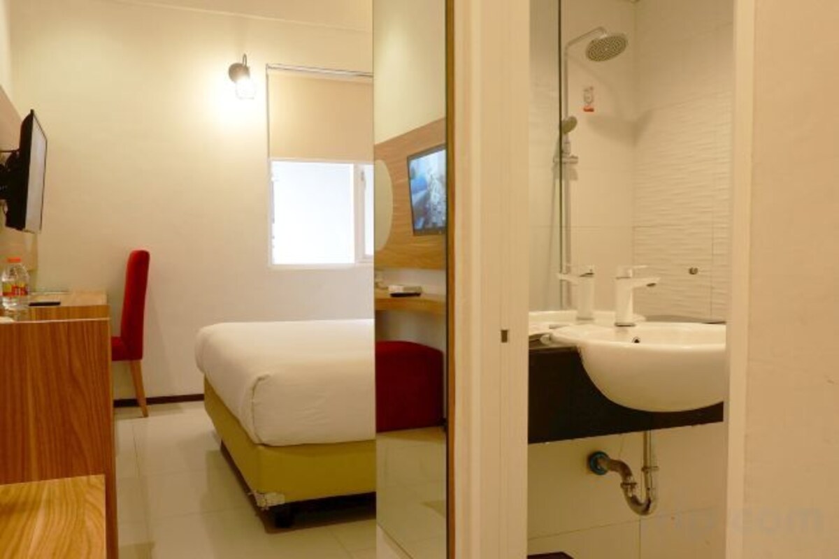 In-room safe, WiFi (free)