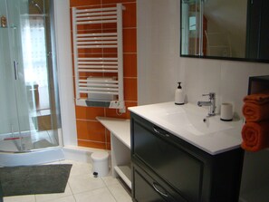 Familien-Suite | Badezimmer | Dusche, kostenlose Toilettenartikel, Haartrockner