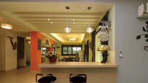 A modern kitchen with a central island, pendant lights, and decorative items. - Jifun Flower Meanings (Ji'an)