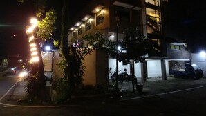 Bagian depan properti - sore/malam