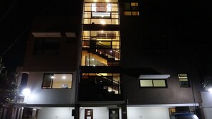 Bagian depan properti - sore/malam