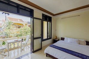 Minibar, meja kerja, tirai kedap cahaya, dan tempat tidur lipat/tambahan