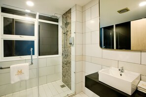 Presidentiële suite, 1 queensize bed, niet-roken | Badkamer | Een douche, gratis toiletartikelen, handdoeken