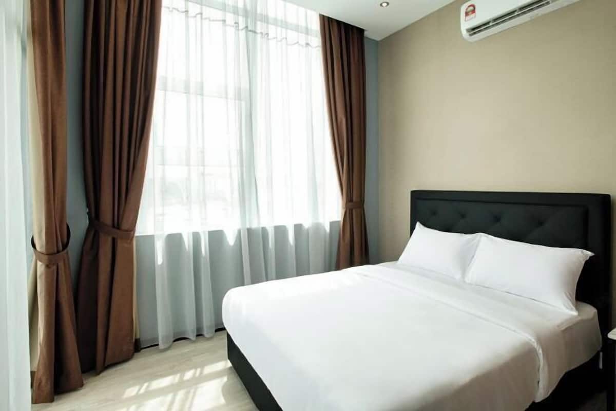 In-room safe, desk, free WiFi, bed sheets