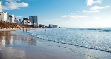 Luxury apt heart Bat-Yam 3 m walk beach
