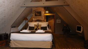 Deluxe Studio (La Reine Claude) | Premium bedding, pillowtop beds, desk, soundproofing