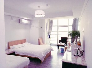 Desk, blackout curtains, free WiFi, bed sheets - Shanghai Qidian Apartment The Bund (Shanghai)
