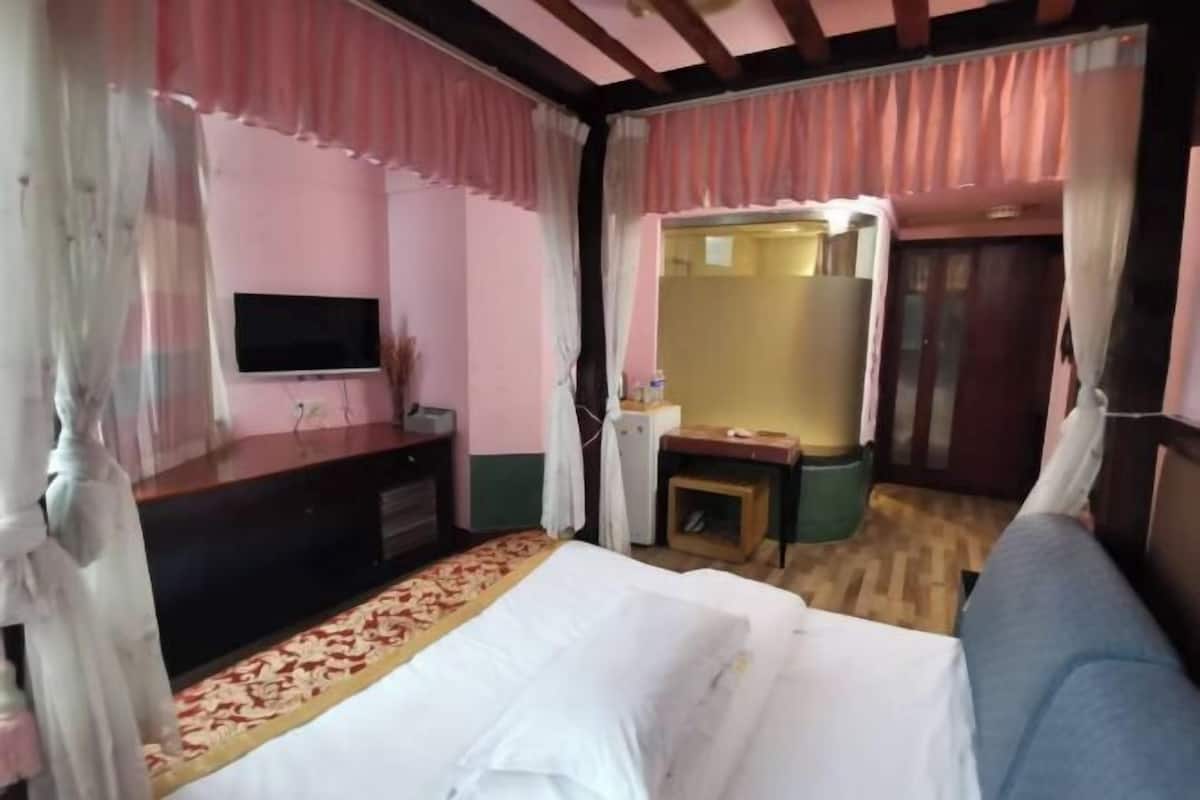 Desk, blackout drapes, free WiFi, bed sheets