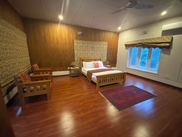 Habitación Deluxe, 1 cama de matrimonio, accesible para personas con discapacidad, fumadores | 4 dormitorios, wifi gratis, ropa de cama