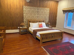 Habitación Deluxe, 1 cama de matrimonio, accesible para personas con discapacidad, fumadores | 4 dormitorios, wifi gratis, ropa de cama