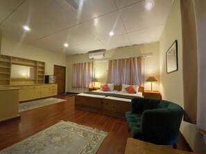 Standardzimmer, 2 Einzelbetten, Raucher | 4 Schlafzimmer, kostenloses WLAN, Bettwäsche