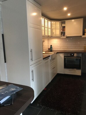 Economy Apartment, City View | Private kitchen | Full-size fridge, microwave, oven, stovetop - BraMy Eiendom Apartments Dr Liesgate (Tromsø)