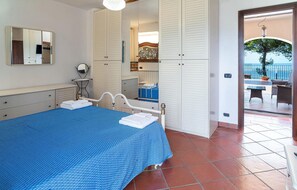 Un dormitorio con cama, baño y vistas al exterior.
