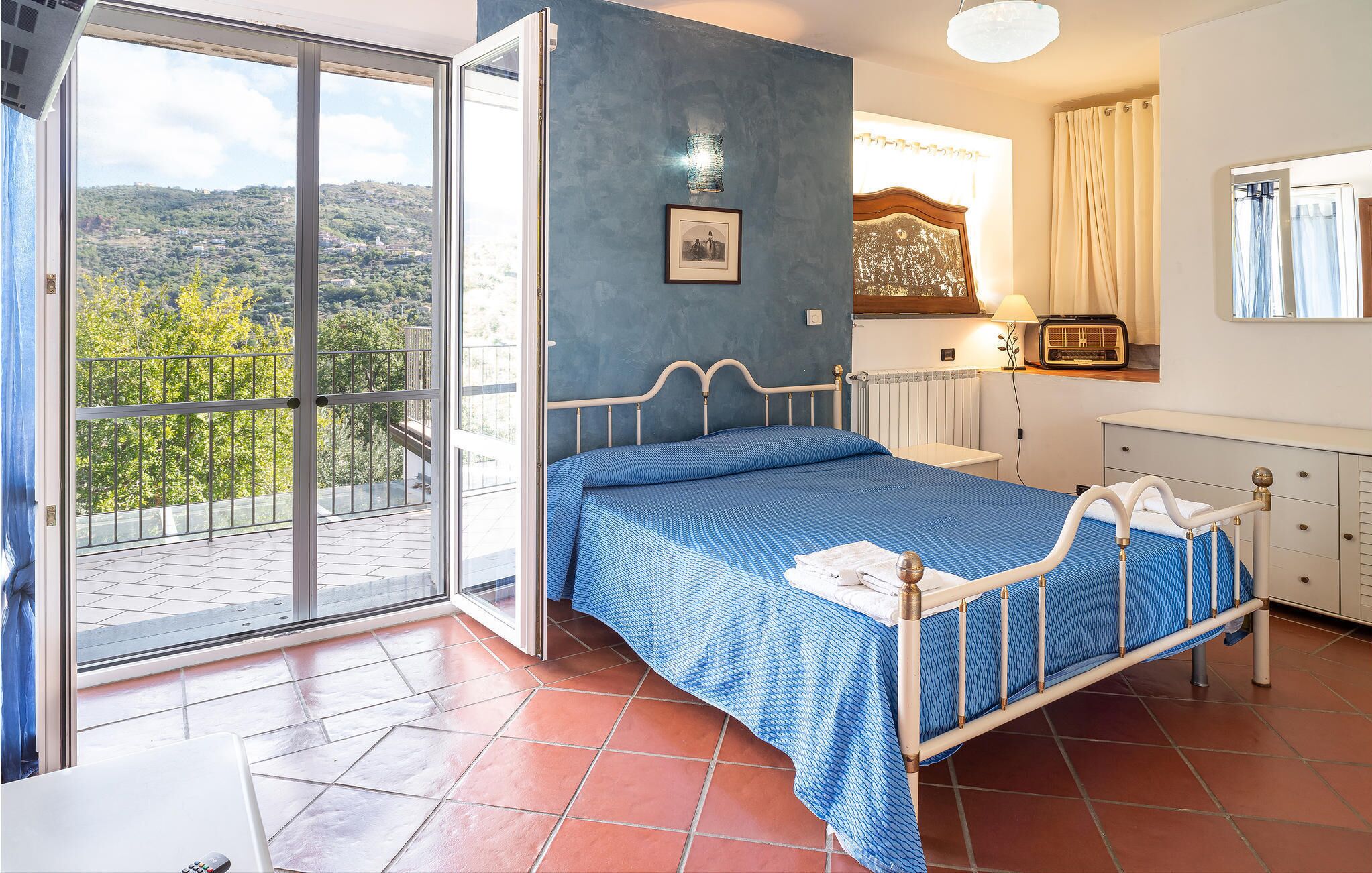 2 多间卧室、旅行婴儿床、床单