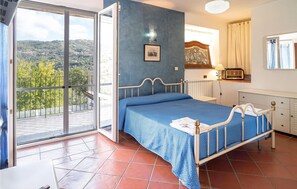 2 chambres, lit parapluie, draps fournis