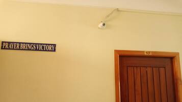 Una puerta con un letrero encima que dice "PRAYER BRINGS VICTORY".