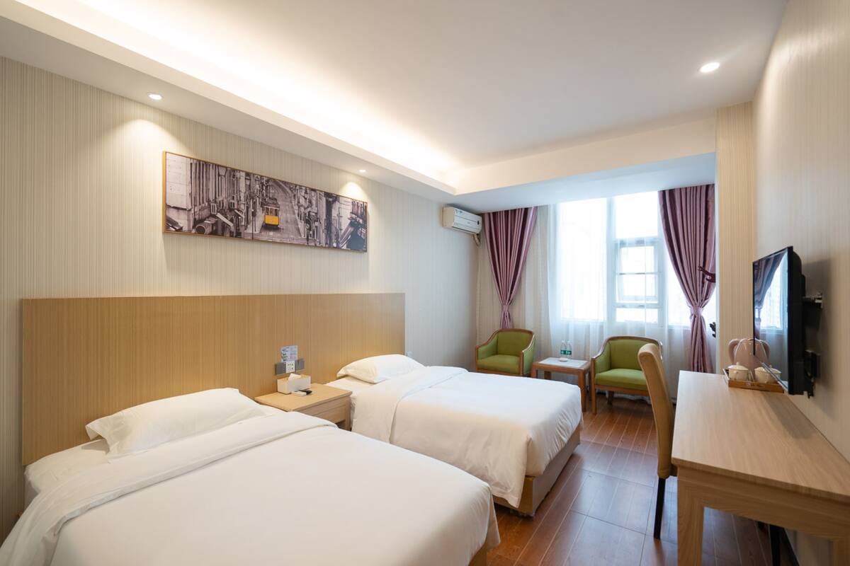 Escritorio, cortinas blackout, sistema de insonorización y wifi gratis