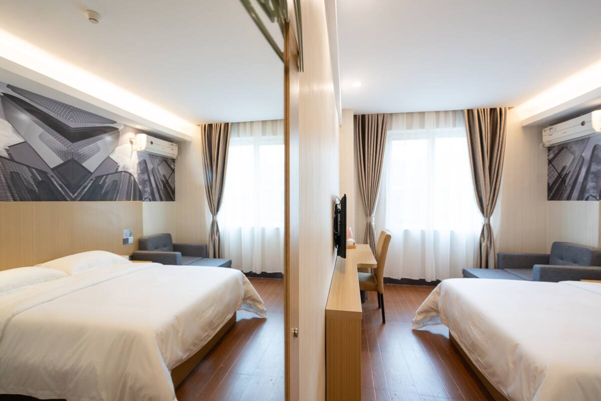 Escritorio, cortinas blackout, sistema de insonorización y wifi gratis