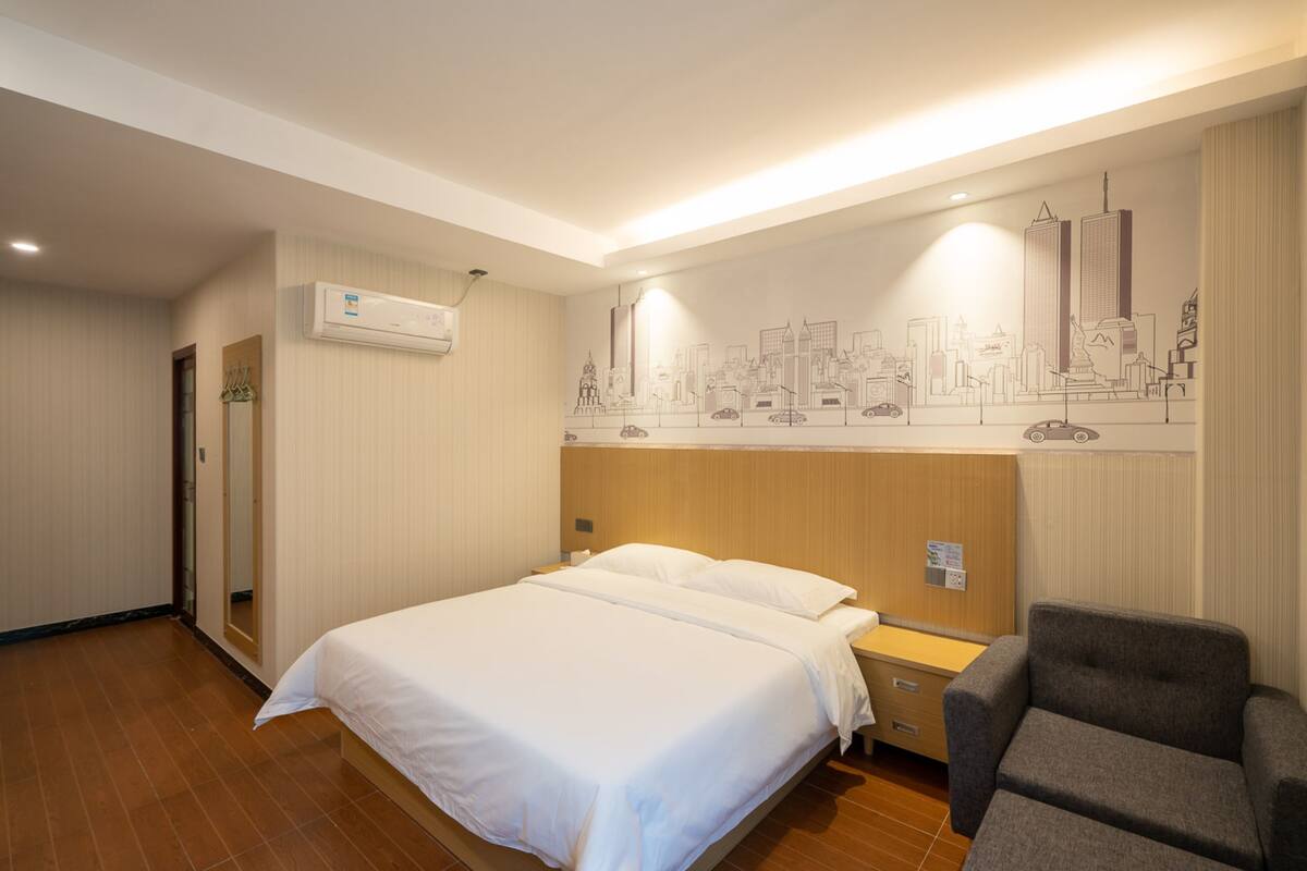 Escritorio, cortinas blackout, sistema de insonorización y wifi gratis