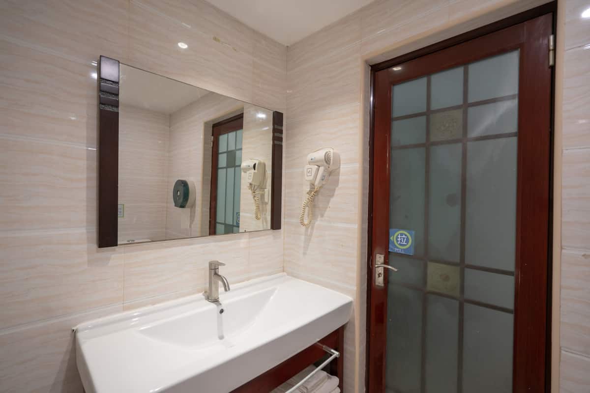 Ducha, artículos de tocador gratuitos, secador de pelo, pantuflas