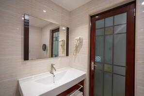 Ducha, artículos de tocador gratuitos, secador de pelo, pantuflas