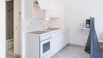 Een koelkast, een kookplaat, een koffiezetapparaat/waterkoker